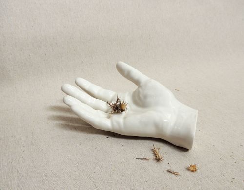 Mano de decoración en cerámica