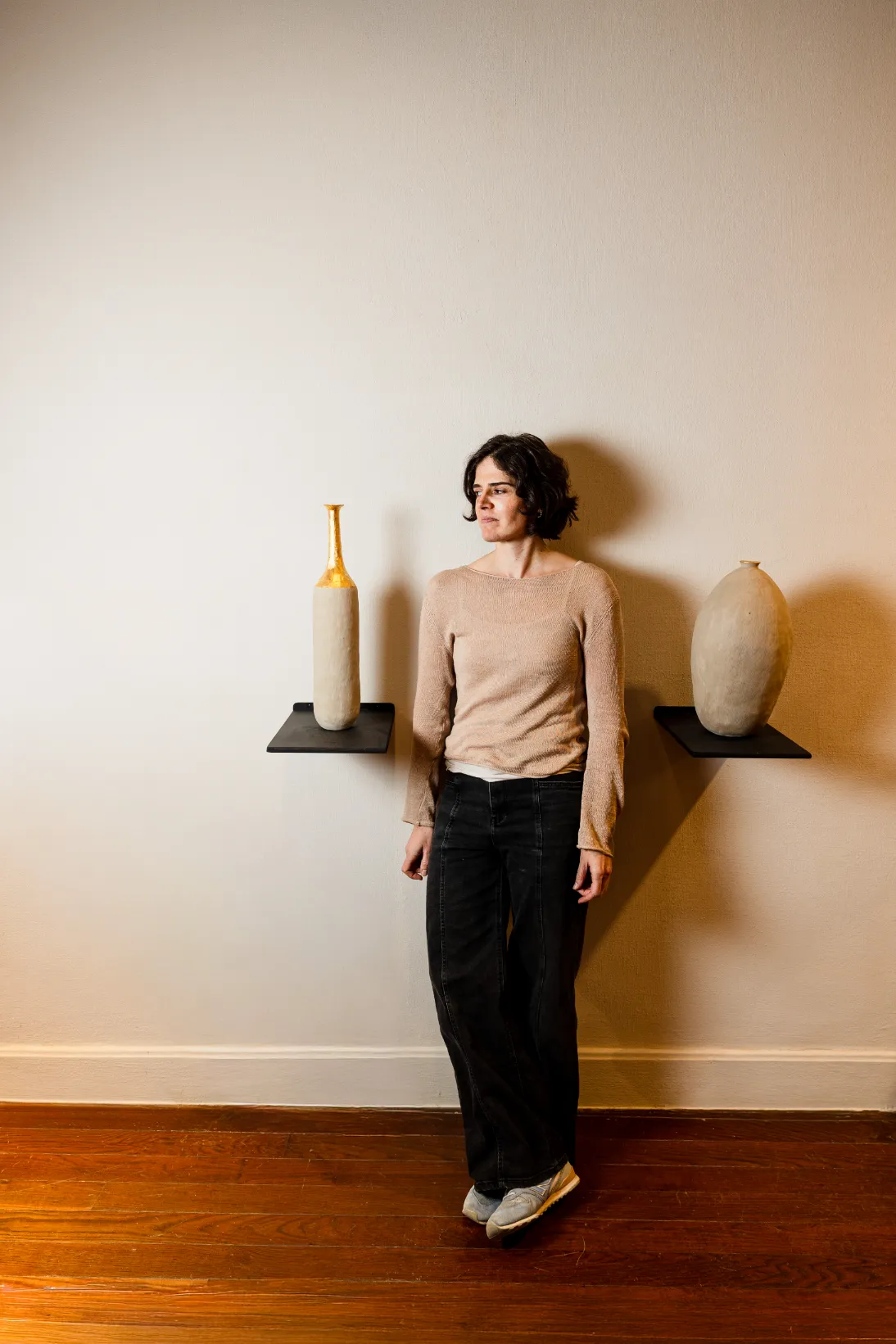 María Monasterio en su exposición de cerámica artística contemporánea